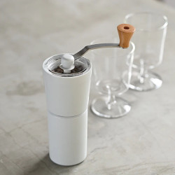 Hario Simply Ceramic - mlinček za kavo