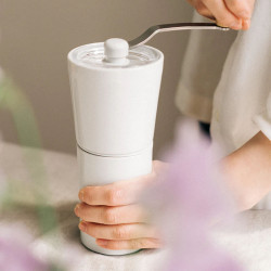 Hario Simply Ceramic - mlinček za kavo